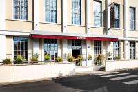 un edificio de hotel con una señal de hotel delante en Best Western Plus Hôtel Colbert, en Châteauroux