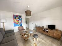 Telewizja i/lub zestaw kina domowego w obiekcie Appartement rénové en front de mer avec terrasse. - FR-1-100-295