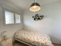 Łóżko lub łóżka w pokoju w obiekcie Appartement rénové en front de mer avec terrasse. - FR-1-100-295