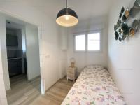 Łóżko lub łóżka w pokoju w obiekcie Appartement rénové en front de mer avec terrasse. - FR-1-100-295