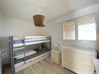 Łóżko lub łóżka w pokoju w obiekcie Appartement rénové en front de mer avec terrasse. - FR-1-100-295