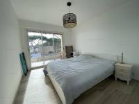 Łóżko lub łóżka w pokoju w obiekcie Appartement rénové en front de mer avec terrasse. - FR-1-100-295