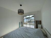 Łóżko lub łóżka w pokoju w obiekcie Appartement rénové en front de mer avec terrasse. - FR-1-100-295