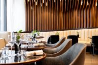 una fila de mesas y sillas en un restaurante en Maison Albar - Le Pont-Neuf, en París