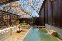un jacuzzi en la terraza de una casa en Inishie no Yado Keiun, en Izumo