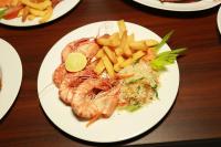 un plato de comida con camarones y papas fritas en Coconut Primitive, en Negombo