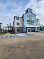Un edificio con un reloj en el costado. en Motel 6-Biloxi, MS - Beach, en Biloxi
