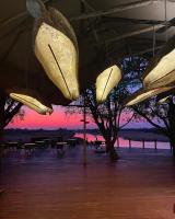 um grupo de guarda-chuvas pendurados em uma tenda ao pôr do sol em Kubu & Kwena Lodge em Katima Mulilo