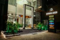 Un escaparate de un edificio por la noche en Hotel Euphoria Green, en Amritsar