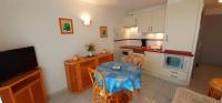 Kuchnia lub aneks kuchenny w obiekcie SAVANNA BEACH I Joli T2 avec vue mer piscine Cap d'Agde