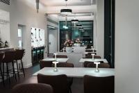 um restaurante com mesas, cadeiras e um bar em Shore Hotel Laxey em Laxey