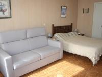 Łóżko lub łóżka w pokoju w obiekcie Studio cosy proche cure avec équipement complet et animaux acceptés - FR-1-703-120