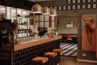 un ristorante con un bar con sgabelli sul bancone di Klosterhotel Neuzelle a Neuzelle