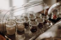 un vassoio pieno di barattoli di cibo su un bancone di Klosterhotel Neuzelle a Neuzelle