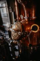 un primo piano di un bollitore per tè in rame di Klosterhotel Neuzelle a Neuzelle