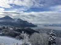 - une vue sur une chaîne de montagnes avec de la neige au sol dans l&#39;établissement Hotel Dreiländerblick Dornbirn, à Dornbirn