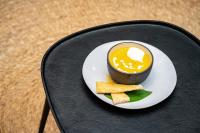 Un plato negro con un tazón de comida encima. en Villa Alba - Ahangama, en Ahangama