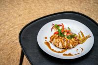 Un plato de comida en un plato blanco y negro. en Villa Alba - Ahangama, en Ahangama