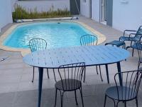 Bazén v ubytovaní Maison familiale avec piscine chauffée, proche commerces et plage - FR-1-485-146 alebo v jeho blízkosti