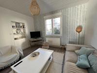 Televízia a/alebo spoločenská miestnosť v ubytovaní Maison familiale avec piscine chauffée, proche commerces et plage - FR-1-485-146