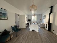 Televízia a/alebo spoločenská miestnosť v ubytovaní Maison familiale avec piscine chauffée, proche commerces et plage - FR-1-485-146