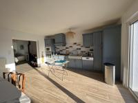Kuchyňa alebo kuchynka v ubytovaní Maison familiale avec piscine chauffée, proche commerces et plage - FR-1-485-146