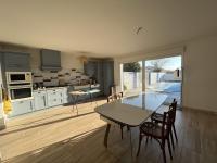Kuchyňa alebo kuchynka v ubytovaní Maison familiale avec piscine chauffée, proche commerces et plage - FR-1-485-146