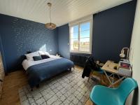 Posteľ alebo postele v izbe v ubytovaní Maison familiale avec piscine chauffée, proche commerces et plage - FR-1-485-146