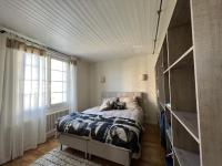 Posteľ alebo postele v izbe v ubytovaní Maison familiale avec piscine chauffée, proche commerces et plage - FR-1-485-146