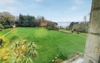 En hage utenfor Stunning Apartment In Concarneau With House Sea View