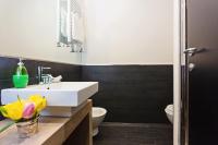 A bathroom at Domus Best Guest House