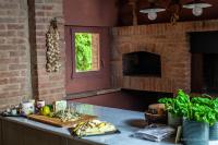 una cucina con un bancone con un tagliere con del cibo di Poggiovalle Tenuta Italiana a Città della Pieve