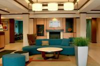 Una sala de estar con un sofá azul y una mesa. en Fairfield Inn &amp; Suites by Marriott Fairmont, en Fairmont