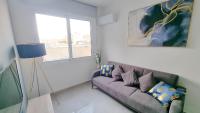 Posezení v ubytování Coastal Chic: Luxury Apt in the Heart of the City! with Smart TV!