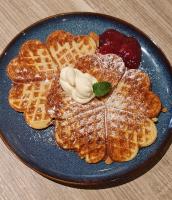 Un plato azul con panqueques y waffles sobre una mesa. en Villa Fregn, en Ljørdal