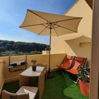 Część wypoczynkowa w obiekcie Studio climatisé cosy avec grande piscine chauffée