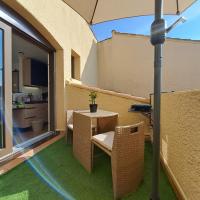 Część wypoczynkowa w obiekcie Studio climatisé cosy avec grande piscine chauffée