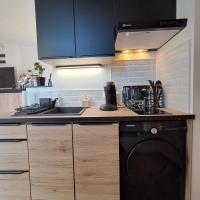 Kuchnia lub aneks kuchenny w obiekcie Studio climatisé cosy avec grande piscine chauffée