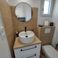 Łazienka w obiekcie Studio climatisé cosy avec grande piscine chauffée