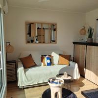 Część wypoczynkowa w obiekcie Studio climatisé cosy avec grande piscine chauffée
