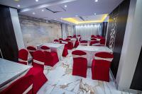una sala conferenze con sedie rosse e tavoli in una stanza di فندق سرايا المسك Saraya Al Misk Hotel a La Mecca