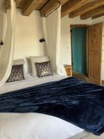 Łóżko lub łóżka w pokoju w obiekcie Mercier de Montigny - Les Chambres du Beffroi - SPA et Massage