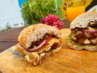 ein halbiertes Sandwich auf einem Holzschnitttafel in der Unterkunft Jardín Mérida in Mérida