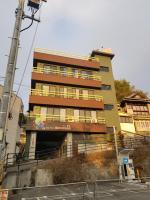 松山市にあるホテルエコ道後の通り沿いにある建物