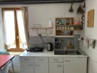 Kuchnia lub aneks kuchenny w obiekcie Gite cosy 25 min Lyon Vienne St Etienne