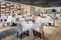 広州市にあるMehood Lestie International Hotel Linhexi Guangzhou East Railway Station Branch - Free Shuttle Bus to Canton Fair Complex During Canton Fair Period & Free Deliver Service to Guangzhou Baiyun International Airport & Free VPN Internet Accessのダイニングルーム(白いテーブル、白い椅子付)