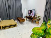The Sun 1 or 3BR Bayan Lepas 4 to 10 pax WLにあるテレビまたはエンターテインメントセンター