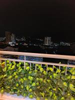 The Sun 1 or 3BR Bayan Lepas 4 to 10 pax WLにあるバルコニーまたはテラス