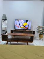 The Sun 1 or 3BR Bayan Lepas 4 to 10 pax WLにあるテレビまたはエンターテインメントセンター