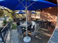 En terrasse eller udendørsområde på Tapologo Lodge